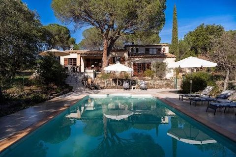 ASK FOR DRONE VIDEO SOLE AGENT - On the most beautiful spot in Vidauban, on a large plot with many `pins parasol`, you will find this cosy, south-facing villa on a plot of no less than 10,252 m2. You enter the villa in the spacious hall, which gives ...