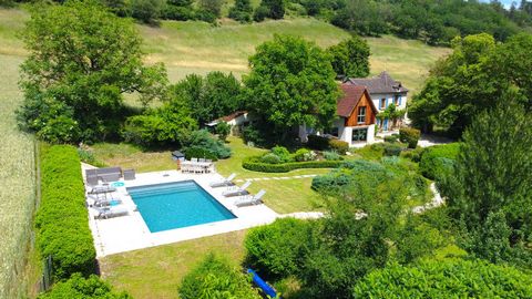 Here is an exceptional property: 10 'walking distance from all the conveniences of Cajarc and 270 m from the first neighbor! This superb family home combines Quercy authenticity and architectural modernity in a unique environment in Cajarc! On 2870 m...