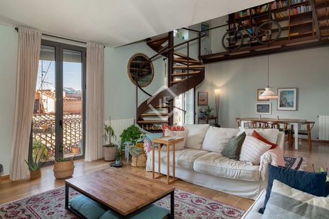 Lucas Fox presents this exclusive penthouse located in the heart of the Jewish neighbourhood of Girona, in one of its most emblematic streets, which dates back to the 12th century and is part of the Inventory of the Architectural Heritage of Cataloni...