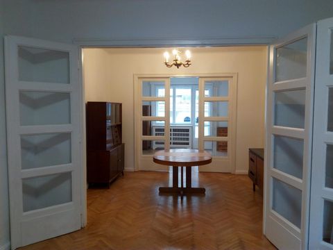 XIII. dist. Na Rua Visegrádi, perto da Rua Csanády, um elegante apartamento civil do 2º andar, recentemente renovado, está à venda. Tamanho: 72,8 m2, 2 quartos, hall, cozinha, casa de banho, WC, varanda. O apartamento abre a partir de uma escada fech...
