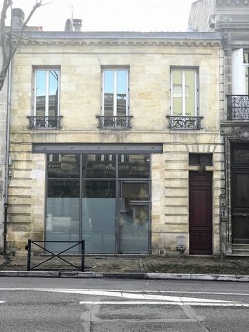 Bordeaux Chartrons - Local commercial libre sur axe passant et appartement/bureaux sur l'arrière L’AGENCE Safran Immobilier vous présente cours du Médoc, proche des quais, ce local de 150,08m2 avec une large vitrine au rez-de-chaussée d'un immeuble e...