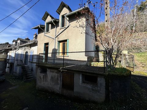 I present to you this charming town house to renovate on three levels. The basic work has already been undertaken, including the decompartmentalization of the ground floor to create a spacious living room of approximately 40m2. The windows were chang...