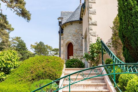 Located just a few steps from the beach, this magnificent property, built in 2000, will seduce you, its architecture, its large volumes, its fully wooded garden, its environment ... It is in the heart of Cap d'Erquy, classified as a major site of Fra...