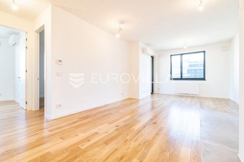 Branimirova, office space 75 m2 on the 4th floor of a residential and commercial building with an elevator. It consists of an entrance area, a kitchen with a dining room, a bathroom, a toilet, two work rooms and a loggia. It is bilaterally oriented t...