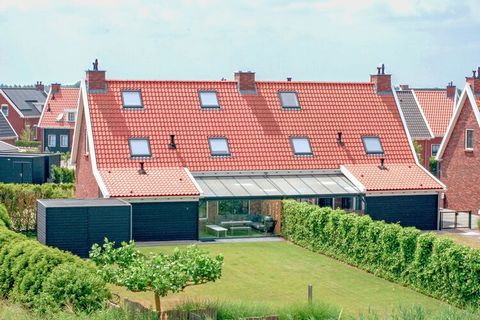 Cette maison de vacances avec sauna et whirlpool est située à la lisière de Zeeuwse Colijnsplaat et du parc national de Oosterschelde. Calme, espace et luxe seront au rendez-vous dans un cadre historique. La maison élégante a une salle de séjour agré...