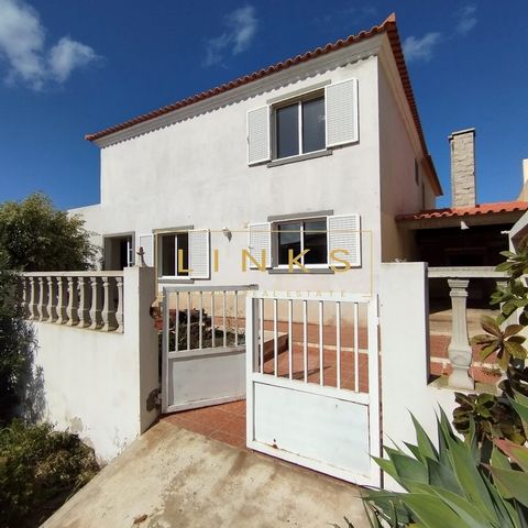 Located on the stunning island of Porto Santo, this three-bedroom villa offers the ideal setting for enjoying a serene and relaxing life. With three spacious bedrooms, each equipped with its own private balcony, and three fitted bathrooms, convenienc...