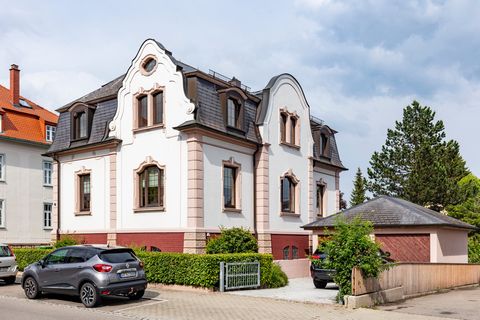 Es handelt sich um eine Wohnung im Gebäude aus der Gründerzeit 1908 und gehörte einst zur Gemarkung des Fürstenberg-Schlosses in 200m Enternung. Es ist gebaut im 