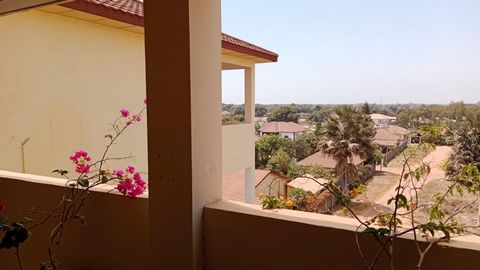Gambia möjlighet - Brufut havsutsikt. Lugnt turist-bostadsområde. Ett sovrum takvåning med spektakulär havsutsikt. Stor terrass med utsikt över Atlanten. Endast 900 meter från stranden. Den säljs fullt möblerad. Redo att leva. Features: - Terrace