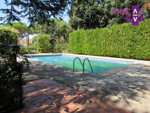 WITH PRIVATE POOL AND GARDEN this villa is located near Barcelona in LAmetlla del Vallès, 5min. from the center, in the urbanization of Serrat. 30min by car from Barcelona via the C-17... Very large plot of 2.090m2. The house has two floors and has 4...