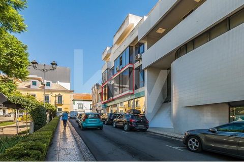 Large and bright space, located next to the riverside area, close to the historic center of the city. In excellent condition, it comprises a reception area, a waiting room with air conditioning, six offices and two bathrooms. It overlooks green areas...