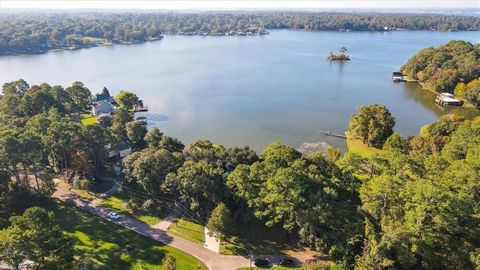 Located in the tranquil embrace of Lake Conroe Heights, this stunning property offers an idyllic retreat amidst nature\'s splendor. Situated on the shores of the majestic Lake Conroe, this property offers unparalleled access to the serene waters, per...