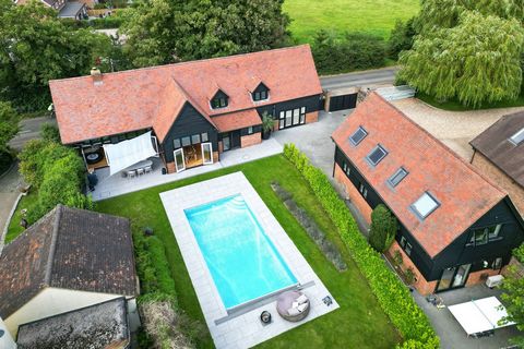 PROPERTY DESCRIPTION A stunning 17th century detached barn conversion which is not listed and has been refurbished to an exceptional standard. A principle living area offers a high vaulted ceiling with full length windows to allow natural light and o...
