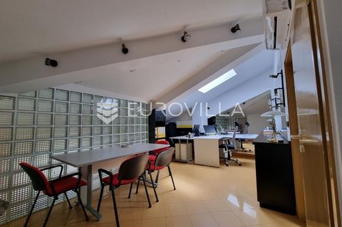 Novi Zagreb, Dugave, office space of 28 m2 for office use is located in the attic of a well-preserved and maintained office building. In the same building there is a cafe, restaurant, hair salon. It consists of an entrance staircase, two separate roo...