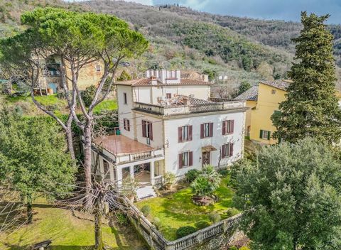 Nestled in the countryside near Arezzo, we offer an exceptional villa for sale. With two apartments, large terraces and a roof terrace offering breathtaking views, as well as a generous plot, this house is a jewel without equal in its category. The c...