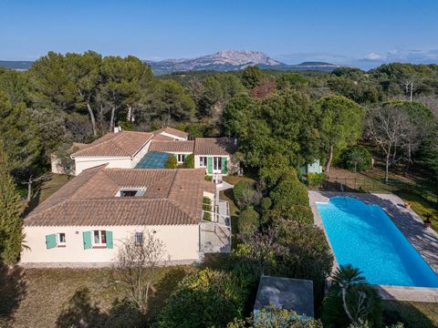 LE MONTAIGUET, 5km from the city center, places you in one of the most sought-after areas at the doorstep of the city. In the heart of the gentle Provencal countryside, unfolds a timeless single-story villa, offering an idyllic living environment, pe...