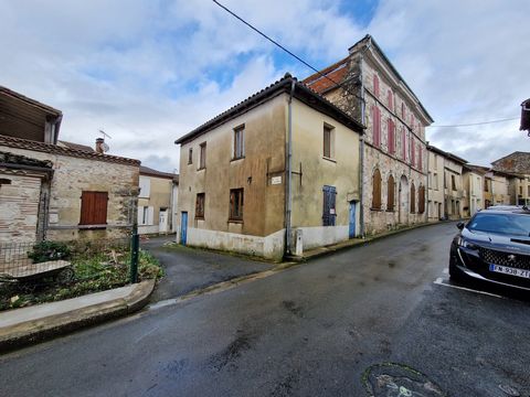 In LOT-ET-GARONNE, in the commune of MONCLAR, Village house to finish renovating comprising a living room of about 30 m2 on the ground floor and upstairs a bedroom, a dressing room, a shower room and a toilet. The meters are already installed inside ...