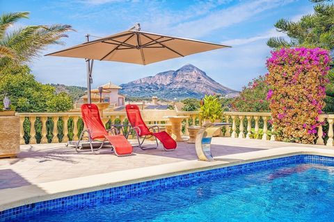 Villa exclusive offrant une vue panoramique imprenable sur la mer et sur toute la baie de Jávea. Cette villa est située dans un quartier résidentiel, avec des vues spectaculaires sur toute la baie de Jávea et le Montgó. Il est équipé de matériaux de ...