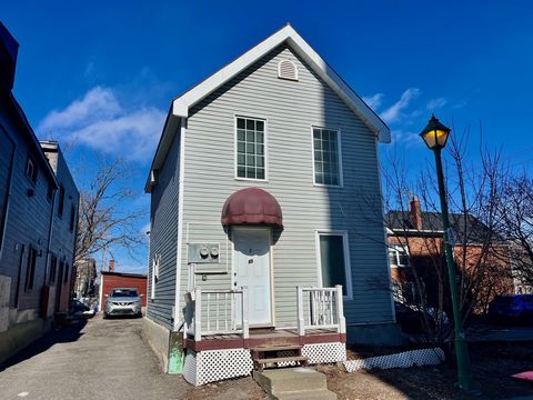 Charming duplex, 2 1-bedroom apartments, very well located near Hull city center. 2 units rented monthly, all inclusive, bringing in $3,300 per month, units in good condition. Very good investment, strategic location! INCLUSIONS -- EXCLUSIONS --
