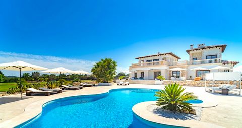 Exklusiv modern finca med ETV, i ett förhöjt premiumläge med sensationell panoramautsikt över havet Private Placement Properties - står för råd om köpet. Vi erbjuder dig tillgång till alla fastigheter på Mallorca. Hos oss kan du köpa ditt drömhus, äv...