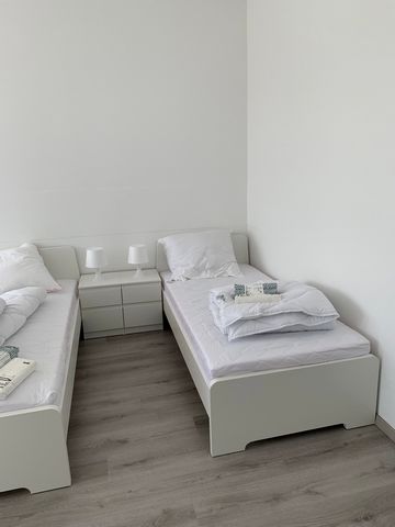 A fully equipped and high-quality 9-room apartment in Recklinghausen is now available for rent. Equipped with 20 single beds 90x200 cm, a kitchen, 3 bathrooms with showers and toilets, as well as a parking space, the apartment is suitable for 20 peop...