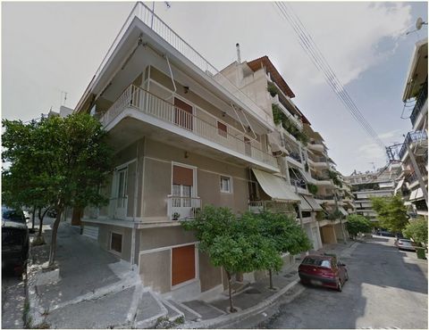 Un excellent ensemble d'appartements est proposé au Pirée, dans un quartier balnéaire animé. L'ensemble se compose de cinq appartements dans un immeuble d'angle, d'une superficie totale de 253,54 m². sur un grand terrain de 198 m². Il est situé à seu...