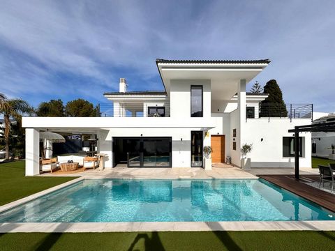 Located in Alhaurín de la Torre. New on the market! We present you this stunning exclusive villa, built in 2020, in one of the most sought-after residential areas in Alhaurín de la Torre. The villa was built with great attention to detail. And has be...