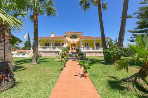 Located in Alhaurín de la Torre. Impressive villa that we find in the sought after urbanization of Pinos de Alhaurín el Alhaurín de la Torre. The property has a spectacular entrance with a large garden, we go up to the main house with 3 bedrooms, a s...