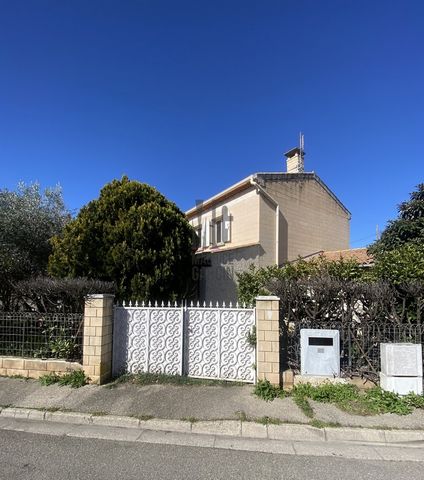 Pretty house of 91m2 located in a suburban area near the city center of Montfavet. Built on 2 levels, it is composed of an independent entrance with cupboard, a living room of 25m2, a kitchen and a terrace accessible from the living rooms. Upstairs, ...