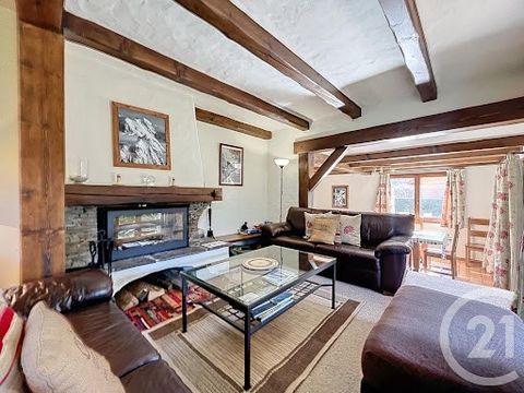 Saint-Gervais Mont-Blanc - Chalet with great potential, located close to the village centre. Built on a 779 sq-m plot of land, this chalet boasts 204 sq-m of living space, offering a total surface area of 241 sq-m. The property comprises: At garden l...