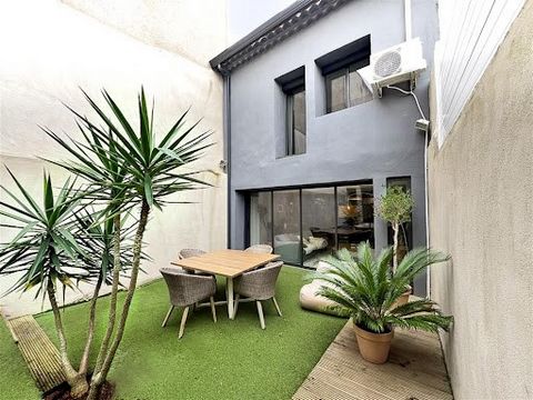 In the city center of CARCASSONNE in the Capucins district - Marie RIVES presents a real estate complex composed of 2 charming townhouses totaling 150m² of living space and benefiting from a garden with swimming pool. The first house includes a doubl...