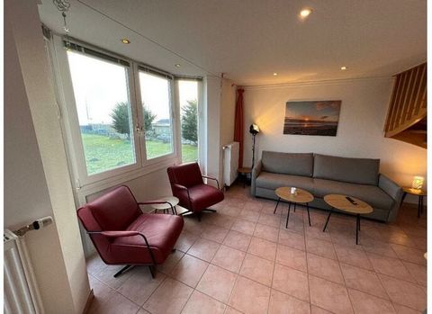 De vakantieaccommodatie ligt in de rustige wijk Marienleuchte, direct aan de Oostzee. Het appartement bevindt zich in een appartementengebouw op de 1e verdieping en strekt zich uit over twee niveaus. Op de 1e verdieping bevinden zich de woonkamer, ke...