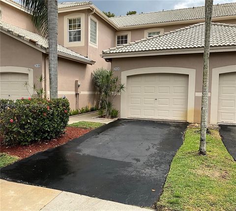 Beautiful in the heart of Weston 2/2.5 Townhouse in the fabulous community of San Messina. Large master bedroom, walking closets, spacious living room perfect for entertaining, dine-in kitchen, 1 car garage, and plenty of storage. Lots of amenities n...