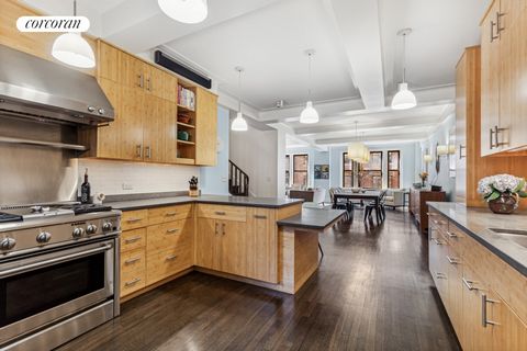 825 West End Ave, 7E - Big Bright and Beautiful Home in Full-Service Prewar Condo! Perhaps no other architect has influenced New York City's skyline quite like Emery Roth. His romantic yet-stalwart buildings are well-regarded for good reason - solid ...