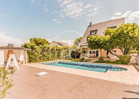 SPACIOUS AND LUMINOUS HOUSE WITH GARDENS AND SWIMMING POOL IN POZUELO Detached villa of 571 m² in good condition, very spacious and bright with unobstructed views on a well-kept plot of 836 m² with swimming pool well located in La Cabaña, Pozuelo. Th...