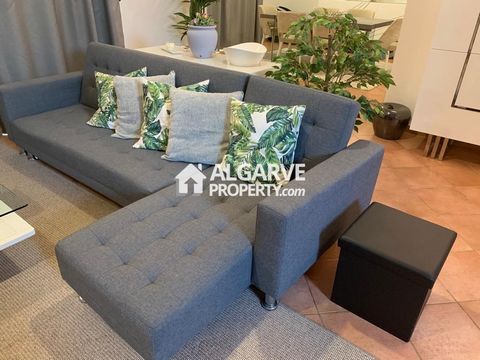 Nous vous présentons une charmante maison jumelée, disponible à l'habitation, stratégiquement située dans la superbe zone résidentielle de Vilamoura. Cette résidence vous invite à un style de vie paisible et sophistiqué, faisant partie d'un quartier ...