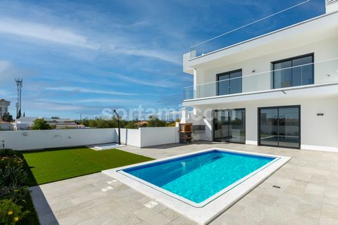 New two bedroom townhouse in Alcantarilha, with sea view from the rooftop. Located 10 minutes drive from the beaches and golf courses, Salgados and Amendoeiras Golf Course. The ground floor comprises a spacious living- and dining room, an equipped op...