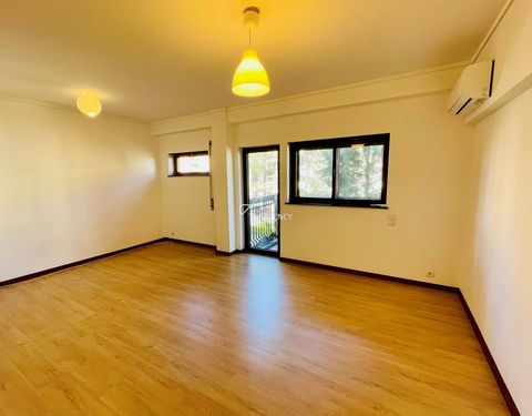 Located in Coimbra. This cozy 4+1 bedroom apartment for rent in Coimbra, Solum, next to Alma Shopping, is a spacious property that includes 3 bathrooms and a laundry area. Inserted in a quiet location, this property is surrounded by vegetation, allow...