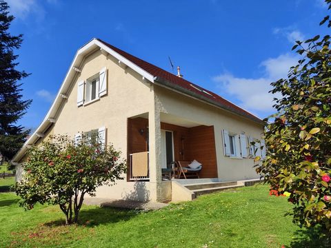 Discover this pretty house, a few steps away from the town centre of Salies-de-Béarn, in a sought-after area. On the ground floor, it has a large kitchen which opens onto the living room and the dining room, a bedroom, a bathroom and a toilet. On the...