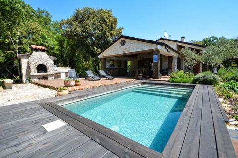 Villa unique avec piscine dans la région de Rovinj sur un terrain de 4369 m². La villa au design extérieur magnifique a une surface totale de 200 m². Il bénéficie : - piscine - UN BARBECUE - sept places de parking - une source d'eau autosuffisante et...