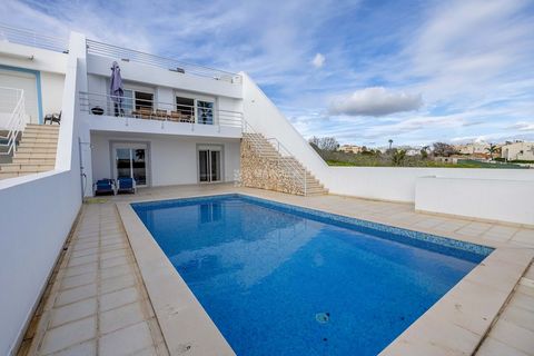 Located in Praia da Luz. We are pleased to present this stunning South facing end of terrace villa with great sea views, swimming pool with four bedrooms and four bathrooms in Praia da Luz. The property is within easy walking distance to the beach, b...