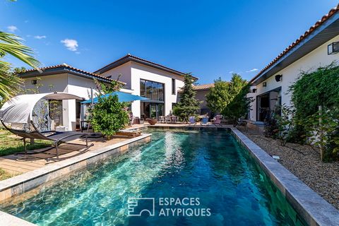 15 minutes west of Béziers, in the heart of a privileged area, out of sight and quiet, this real estate complex including a superb architect's house develops 400 m2 of living space on a beautifully landscaped plot of more than 1,200 m2. This exceptio...