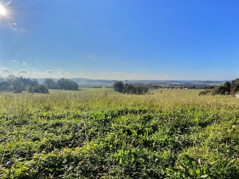 Exceptional Land in Orthez - Breathtaking View of the Pyrenees For sale, a rare and prestigious land of 1000m², located just 5 minutes from the town center of Orthez. This land offers a breathtaking view of the Pyrenees, offering an idyllic living en...