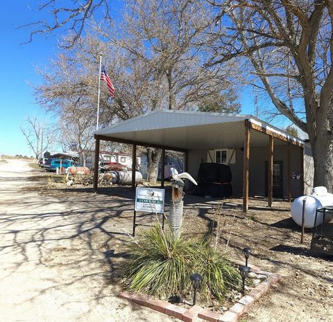 North Shore at Lake McConaughy has a spacious,1456 sq ft with 3 bedrooms and 2 bath mobile home with lots of updates and additional living space. Prepare meals together with family and friends in the kitchen with large propane gas stove, and newer st...