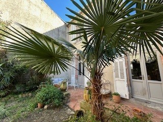 Ref 12496 IT - CARCASSONNE, in the highly sought-after area of the Palais, magnificent bourgeois house of about 180 m2, completely renovated by an architect, thus offering a perfect fusion between historic charm and contemporary luxury. This exceptio...