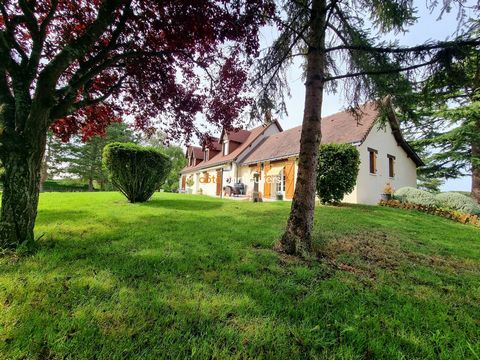 This family home is located in the town of Fondettes, less than 20 minutes by car from the TGV station of Tours. The house is composed of a dwelling house offering approximately 280m2 of living space, a large shed that can accommodate many activities...
