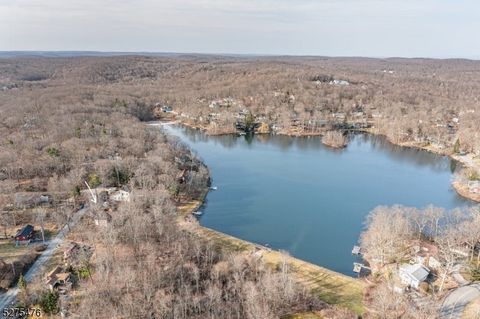 Charming property with stunning lake views, just steps away from the water's edge. Perfect opportunity to create your dream lakeside retreat and enhance this already picturesque setting. Imagine waking up to the tranquil sounds of the lake and enjoyi...