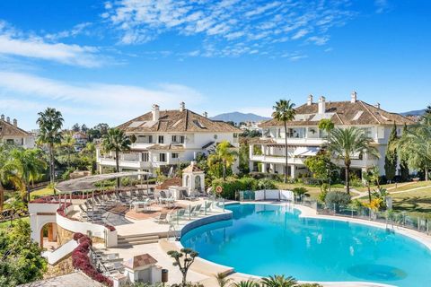 Monte Paraiso ... Double Penthouse 5 Bedrooms, 4 Bathrooms is set next to Las Lomas del Marbella Club, in the heart of the Golden Mile and offers five-star facilities with fantastic communal gardens and is only 3-minutes’ drive to the beach and the P...