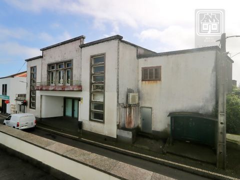 Large building for sale located next to the centre of the parish of Arrifes, Ponta Delgada in the Saude area, built on a plot of about 3,570 m2, which faces two streets. The building consists of 2 floors, with allocation of services, is in need of re...