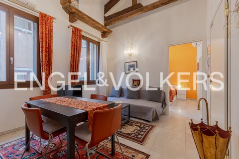 A few steps away from Campiello Widmann, we find this wonderful flat that has been completely restored. Period features such as the exposed beams have been retained but harmoniously combined with more modern details such as the lighter-coloured floor...