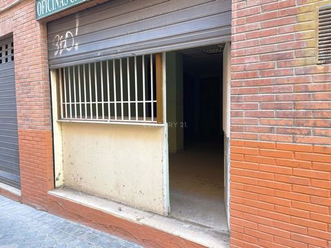 Seeking an investment opportunity in the city center to start your business? This spacious office located at Gran Vía, Granada, is the perfect opportunity you are looking for. 130 square meters built. It holds an independent batthroom, a small storag...